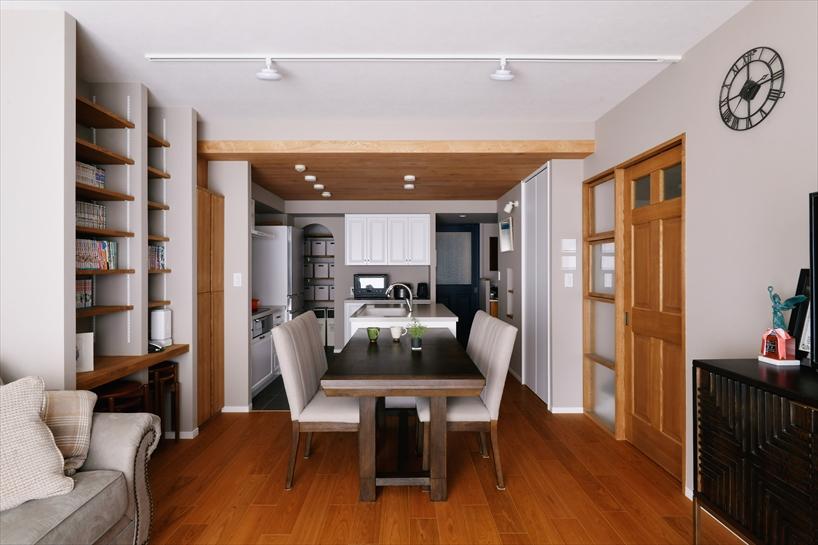 白基調のLDK空間。木目調クロスで仕上げた天井がキッチンエリアをゆるやかにゾーニング。