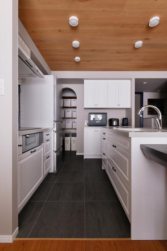 海外のようなクラシカルなアイランドキッチンをセレクト。奥にはパントリーも設け、キッチン廻りをすっきりと保てるように。開口部はアーチ型にして空間の優しいアクセントとなっています。