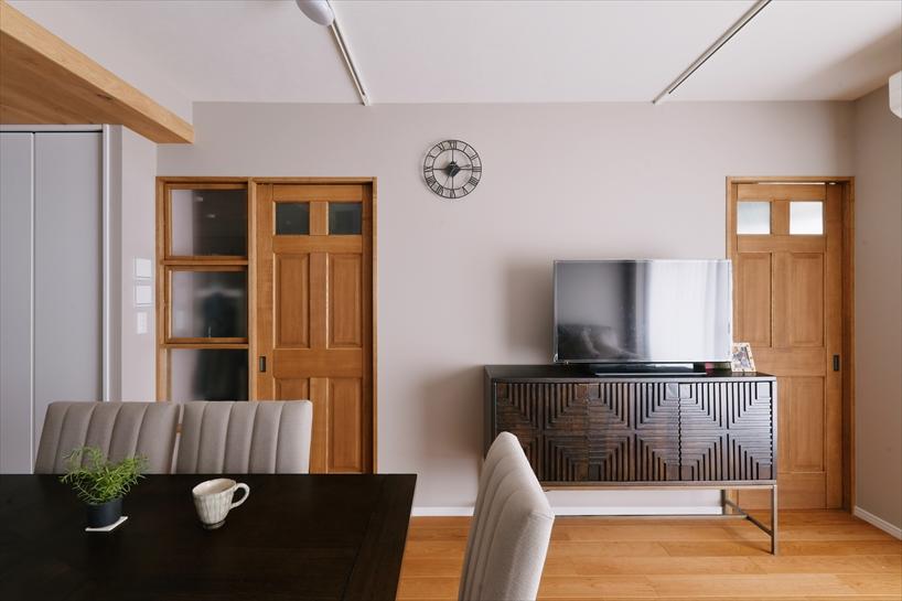 リビング横の和室だったスペースは2つに分けて、お子さまの居場所に。室内窓やガラス入りの扉を設置し、採光にも配慮しました。