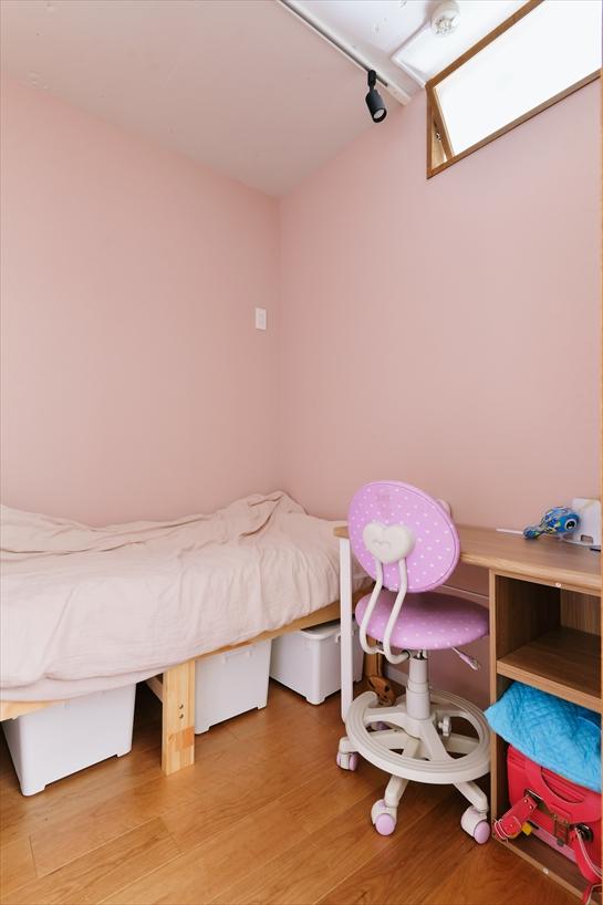子ども部屋は、お子さま自身が選んだカラークロス仕上げになっています。隣の部屋もまた別のカラーリングで、それぞれお好みに。