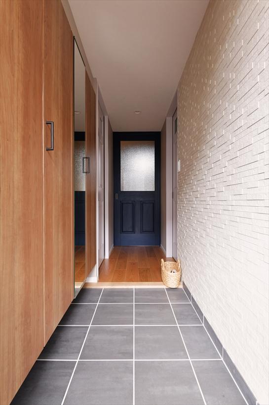 玄関ホールの壁には、当初からご希望だった「エコカラット」で仕上げ、調湿効果やニオイ対策にも役立っています。