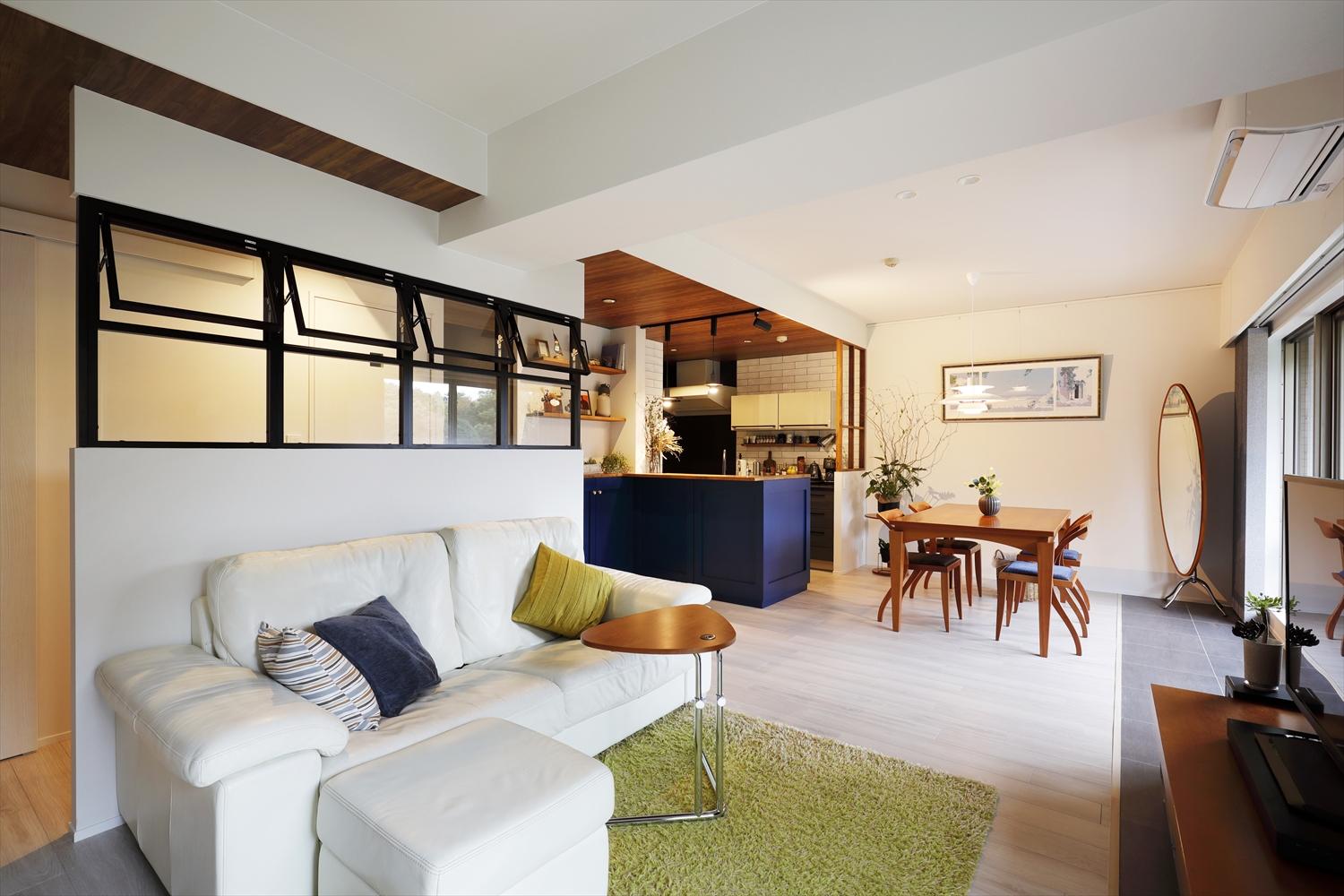 リビングは和室と廊下の一部を取り込んで、広々と開放的な空間に。水廻りスペースとリビングを分ける間仕切り壁に取り付けた大きな室内窓がポイントで、パークサイドの光がふんだんに活かされます。