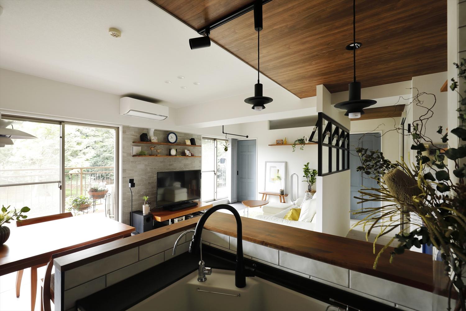 オープンなキッチンレイアウト。配管の関係で窓向ではありませんが、玄関側やパントリーからの動線・ダイニングとの動線がしっかりと確保され、使いやすいレイアウトになっています。