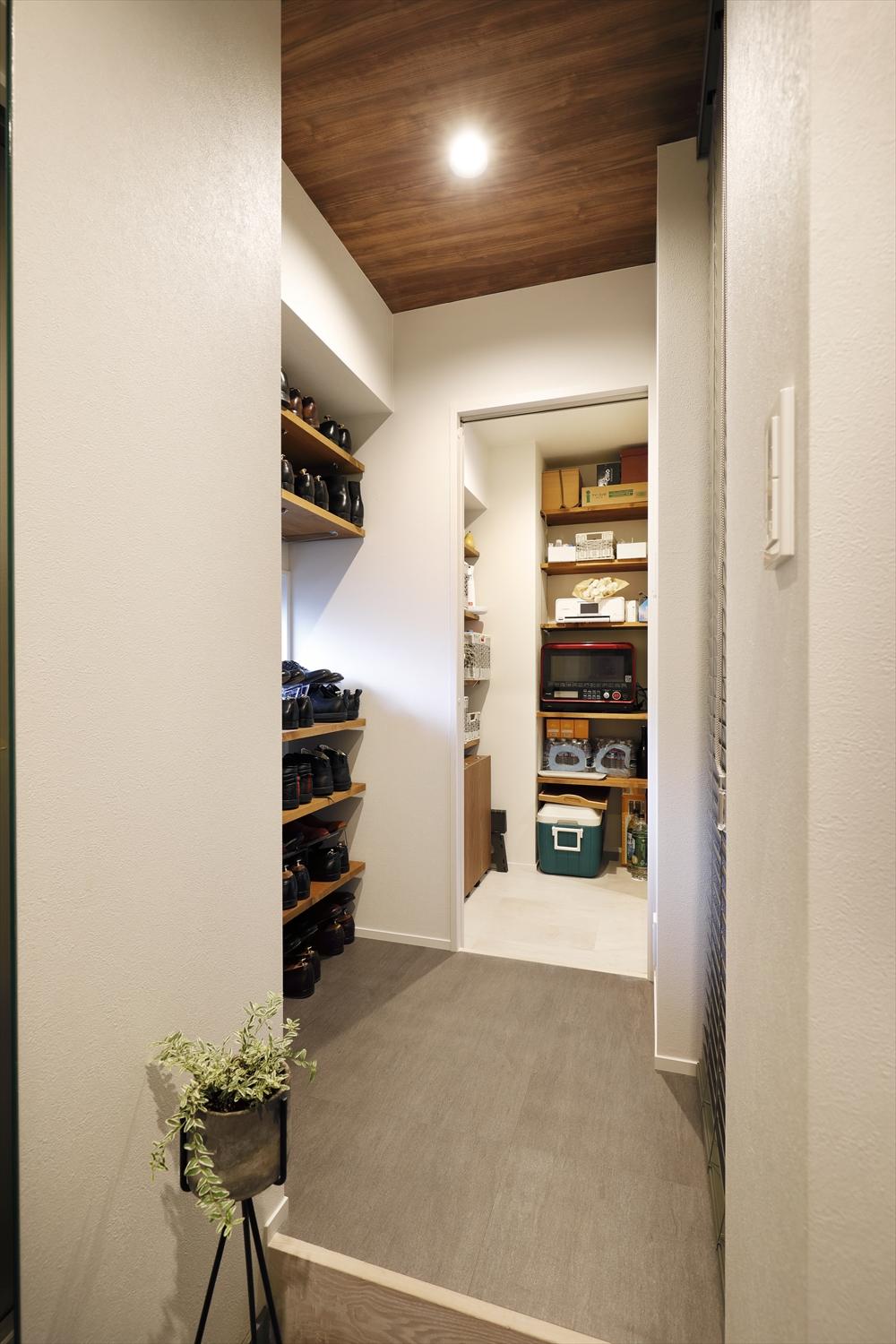 玄関からダイレクトにつながるシューズインクローゼットとパントリーを配置。パントリーからはさらにキッチンへつながり、家事がスムーズになる回遊動線となりました。