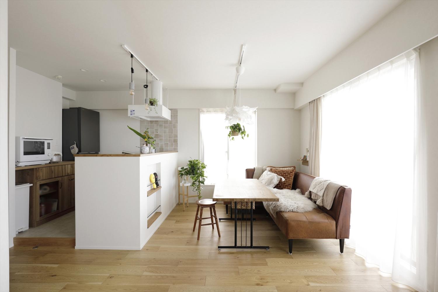 リビングを狭く感じさせていた独立型キッチンの壁を取り払って、オープンな対面型に。キッチンをLDの一部に取り込んだことで、細長いリビングという印象を払拭し、開放感がある空間へ。