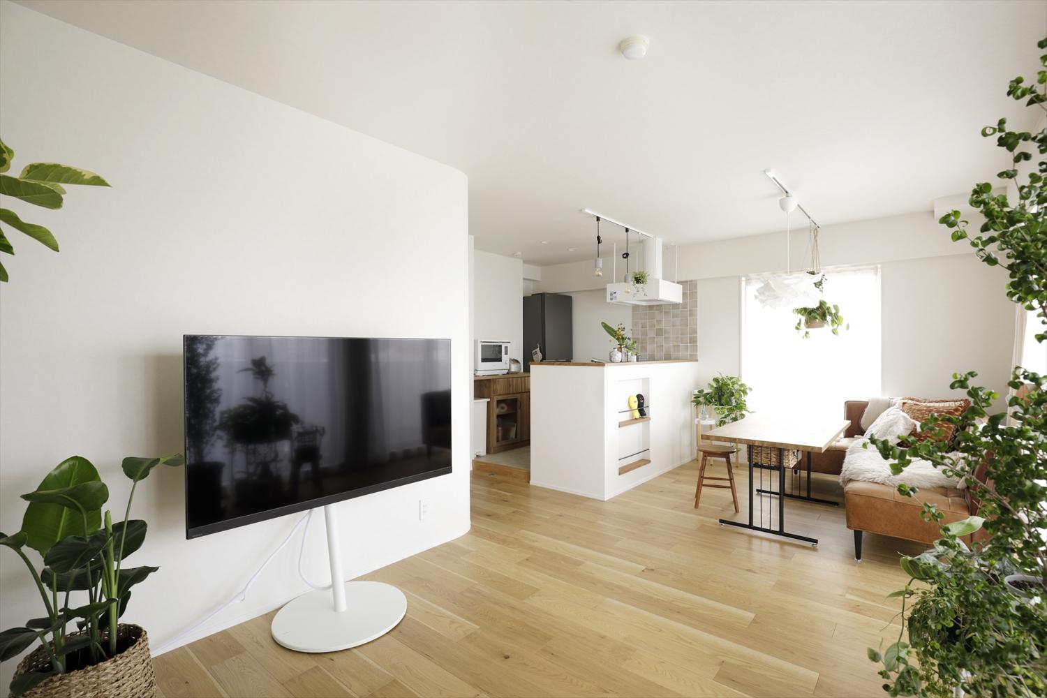 LDのクロスは、真っ白ではなく、ほんのりベージュの壁紙を使用。観葉植物が映える柔らかな印象のインテリアに。憧れだったグリーンのあふれる暮らしを満喫されています。