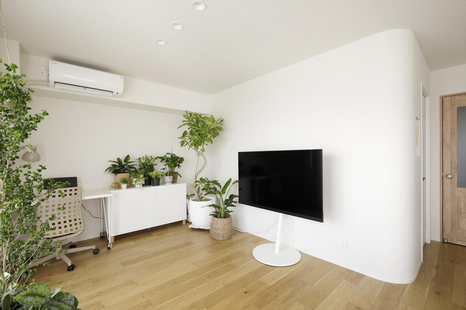 さらにリビングの一部にアール壁を採用。空間の広がり感がアップし、見た目のアクセントにも。