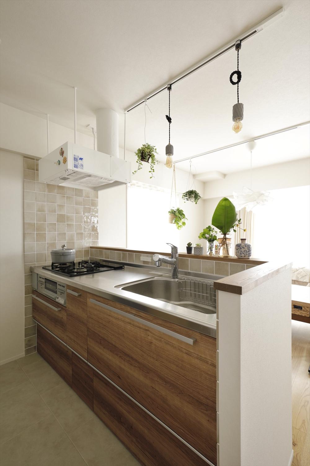 オープンな対面型キッチン。ライティングレールにはハンギンググリーンも吊るして楽しめます。