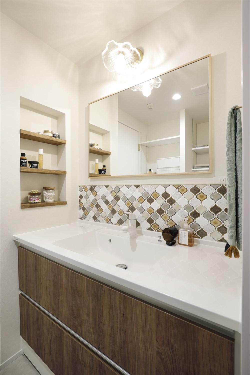 モロッカン型のタイルをあしらった洗面室。壁のニッチも便利です。