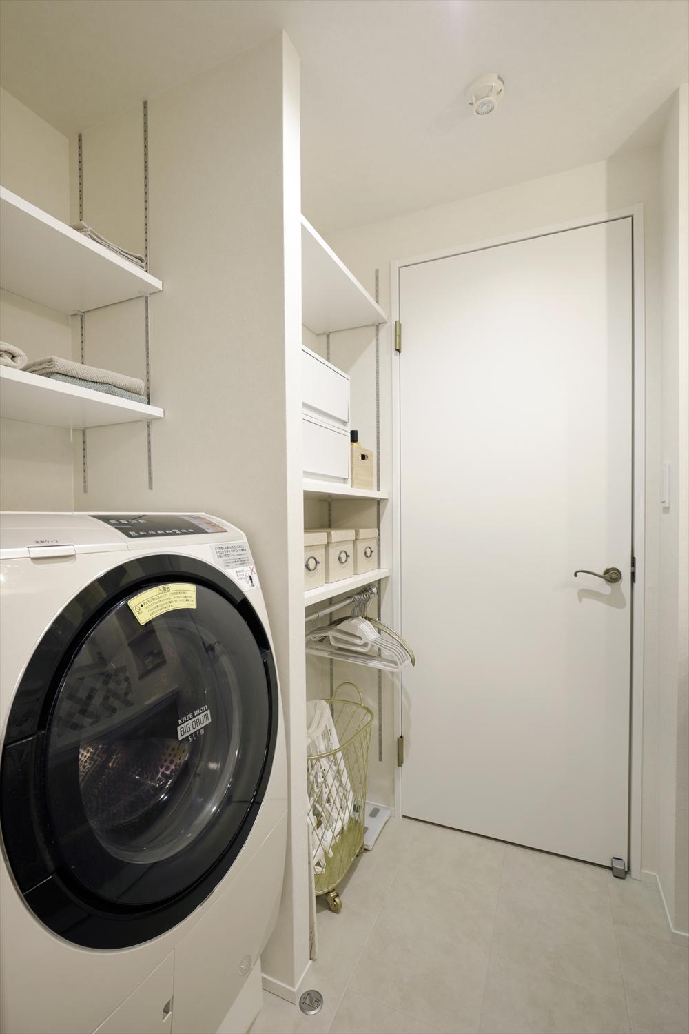 洗面室・洗濯機横の収納下部にハンガーラック。衣類の取り回しがし易く、お洗濯の効率アップ。