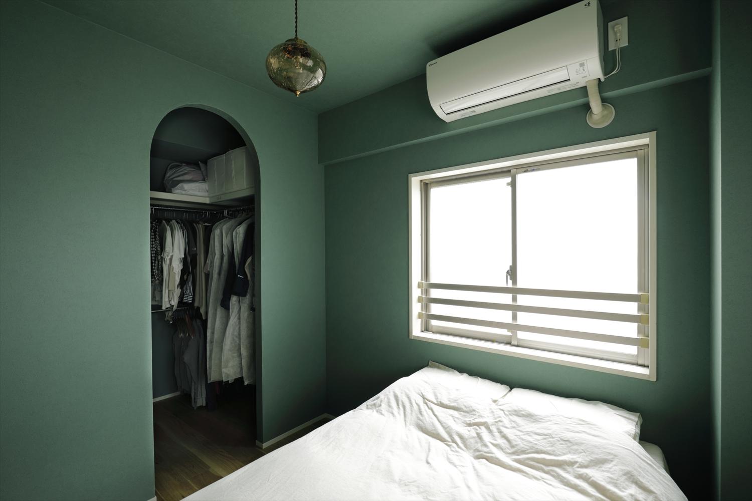 モロッコ風のインテリアがお好みというTさま、寝室のテーマカラーに深みのあるグリーンを選ばれました。クローゼットへのアーチ開口も相まってエキゾチックさを演出しています。
