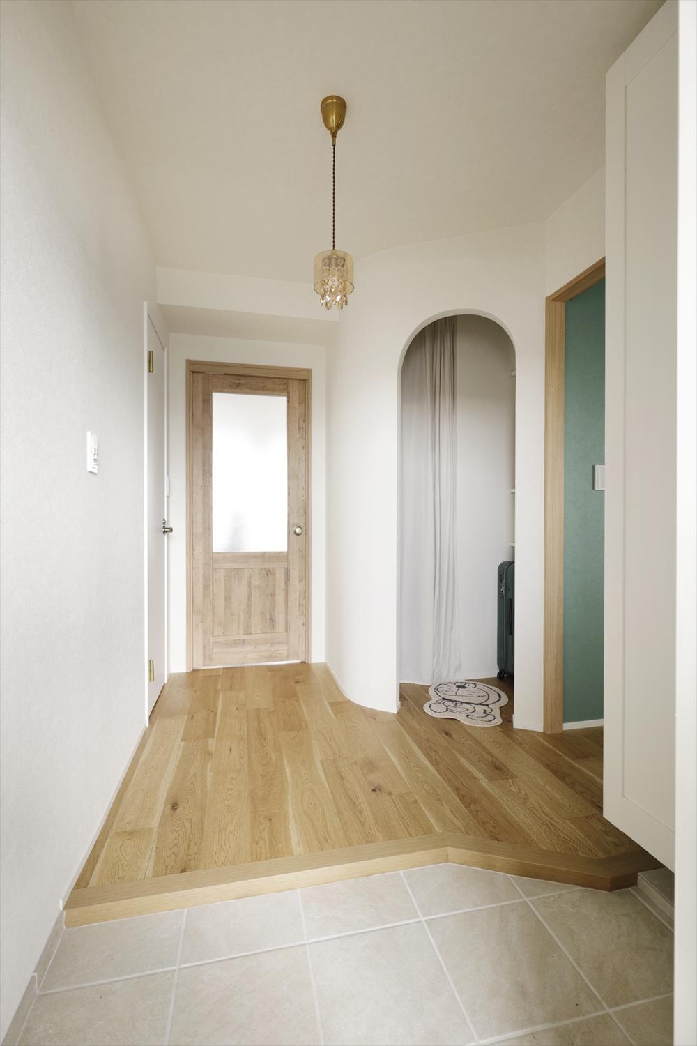 玄関～廊下は天井高を25cmほど上げ、明るさと開放感をアップ。アール壁＋アーチ開口の組み合わせも、お好みのモロッカン風を意識してご提案しました。