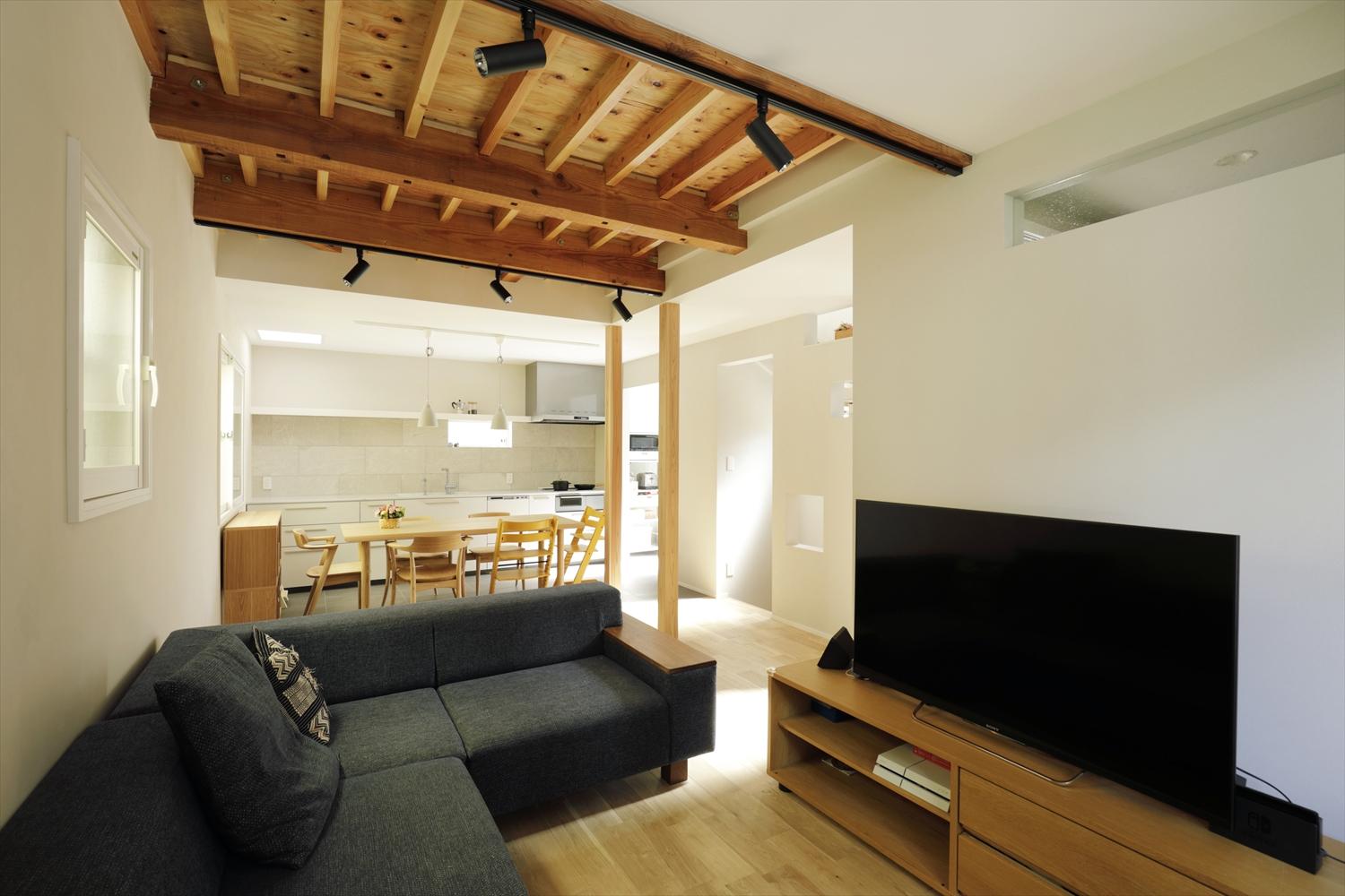 1階のLDK。2階にあったリビングを1階に移動し、廊下や階段を取り込んで、より広い空間を確保しました。