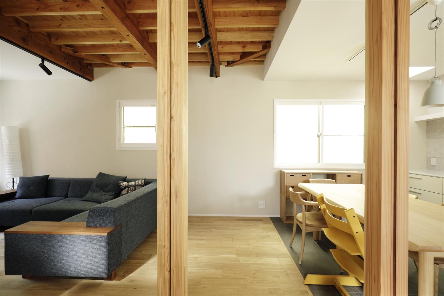 天井は根太あらわしにすることで高さを上げ広く感じられるようになり、木の質感が白基調の空間のアクセントにもなっています。