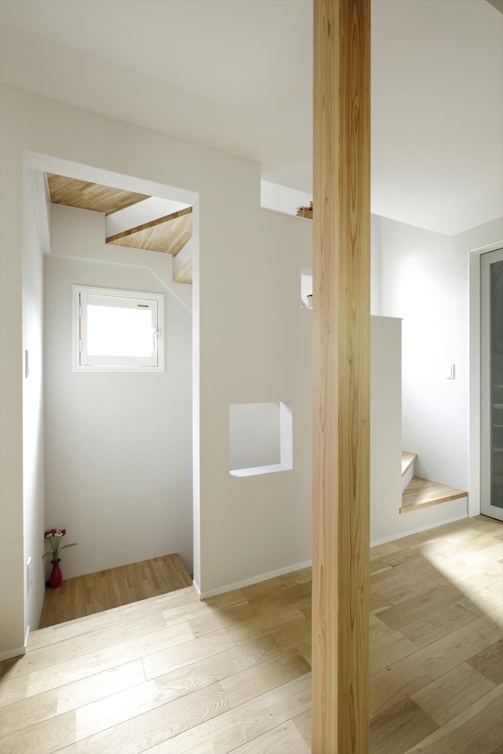階段は完全には仕切らず、壁に開口を設け、さらにストリップ階段とすることで光と風が上下階に行き渡ります。どのフロアにいても家族の声が届き、また気配を感じられるようになっています。