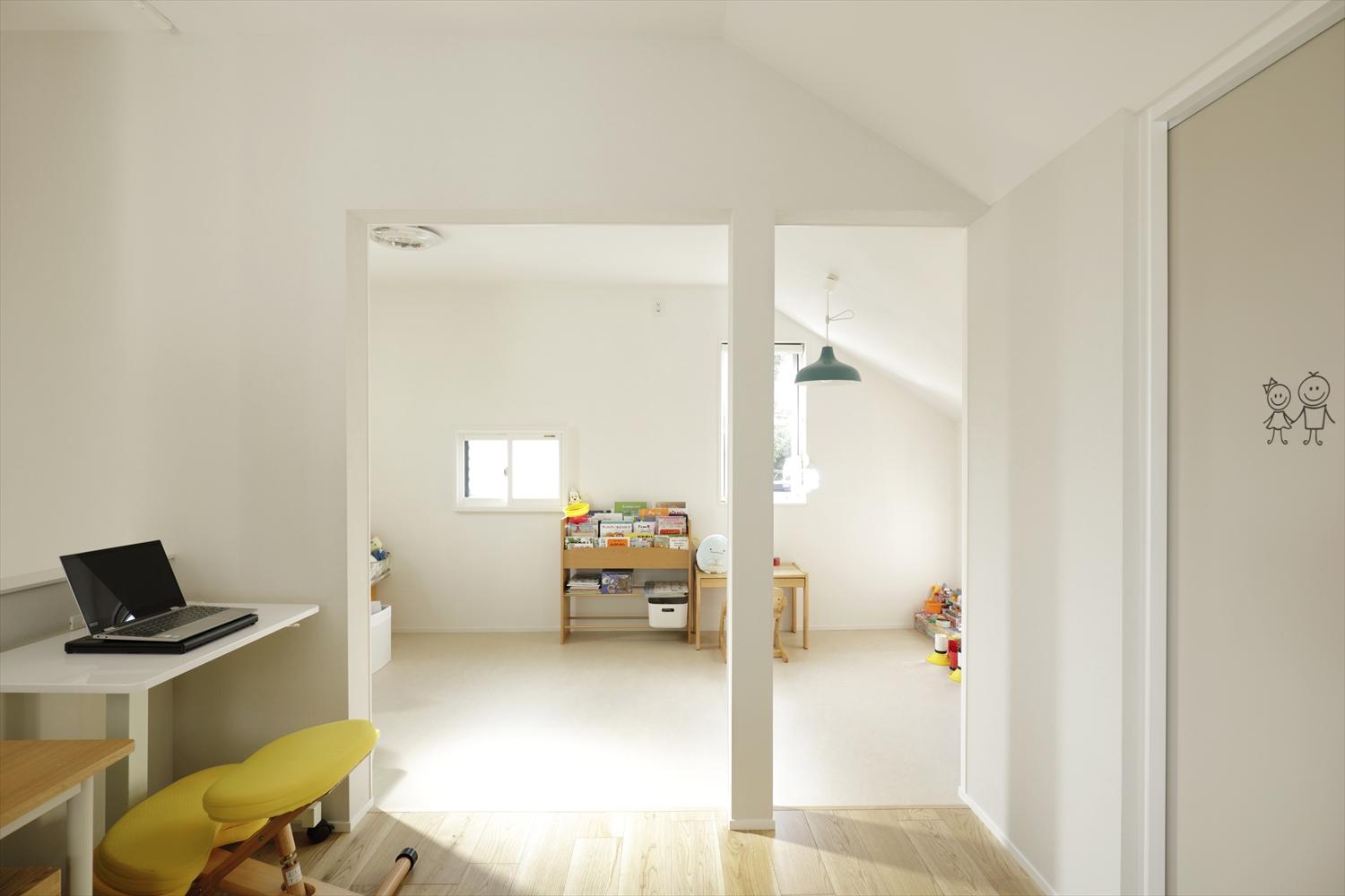 2階はプライベート空間。子ども室の床は掃除がしやすいようにリノリウムを採用し、将来は仕切って2部屋にできるように計画しています。