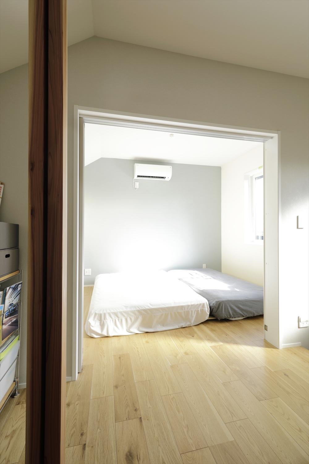 寝室の引き戸を開け放てば、寝室・ワークルーム・子ども室が一続きの空間となり、広く使えます。