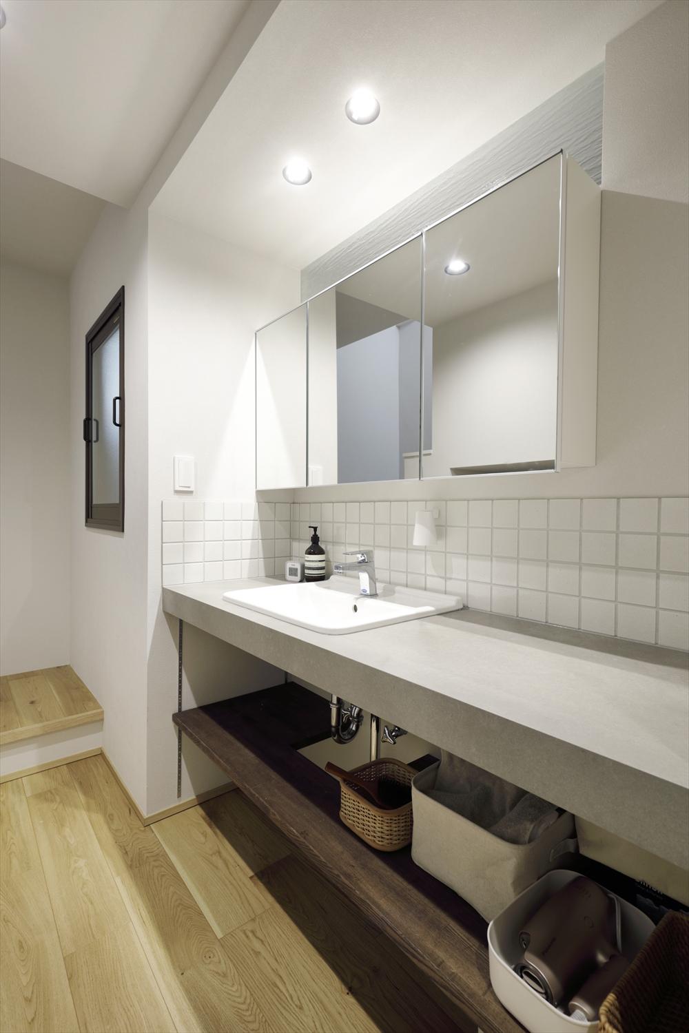 地階は「家族の身支度フロア」として水廻りを集約。広々したカウンタースペースもある洗面は廊下に設置。横に並んで使えるため、朝の忙しい時間も混雑せずスムーズに使用できます。