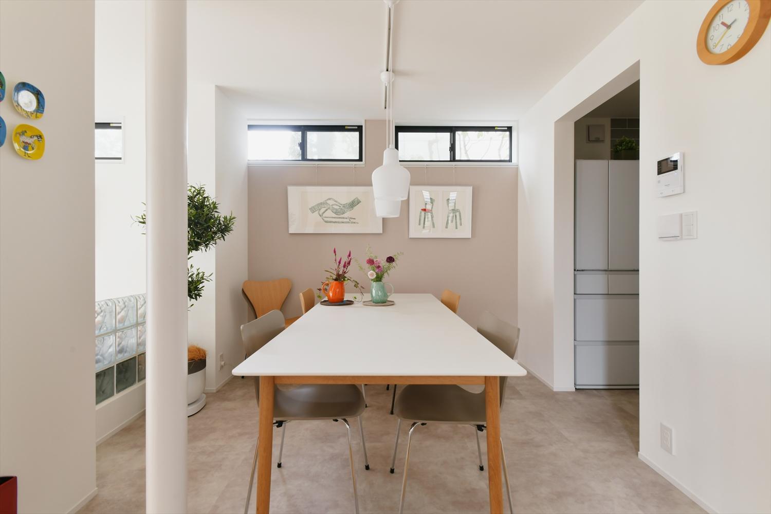 右の開口の先はキッチン。パントリーをウォークスルーする別導線もあり、便利に回遊できます。