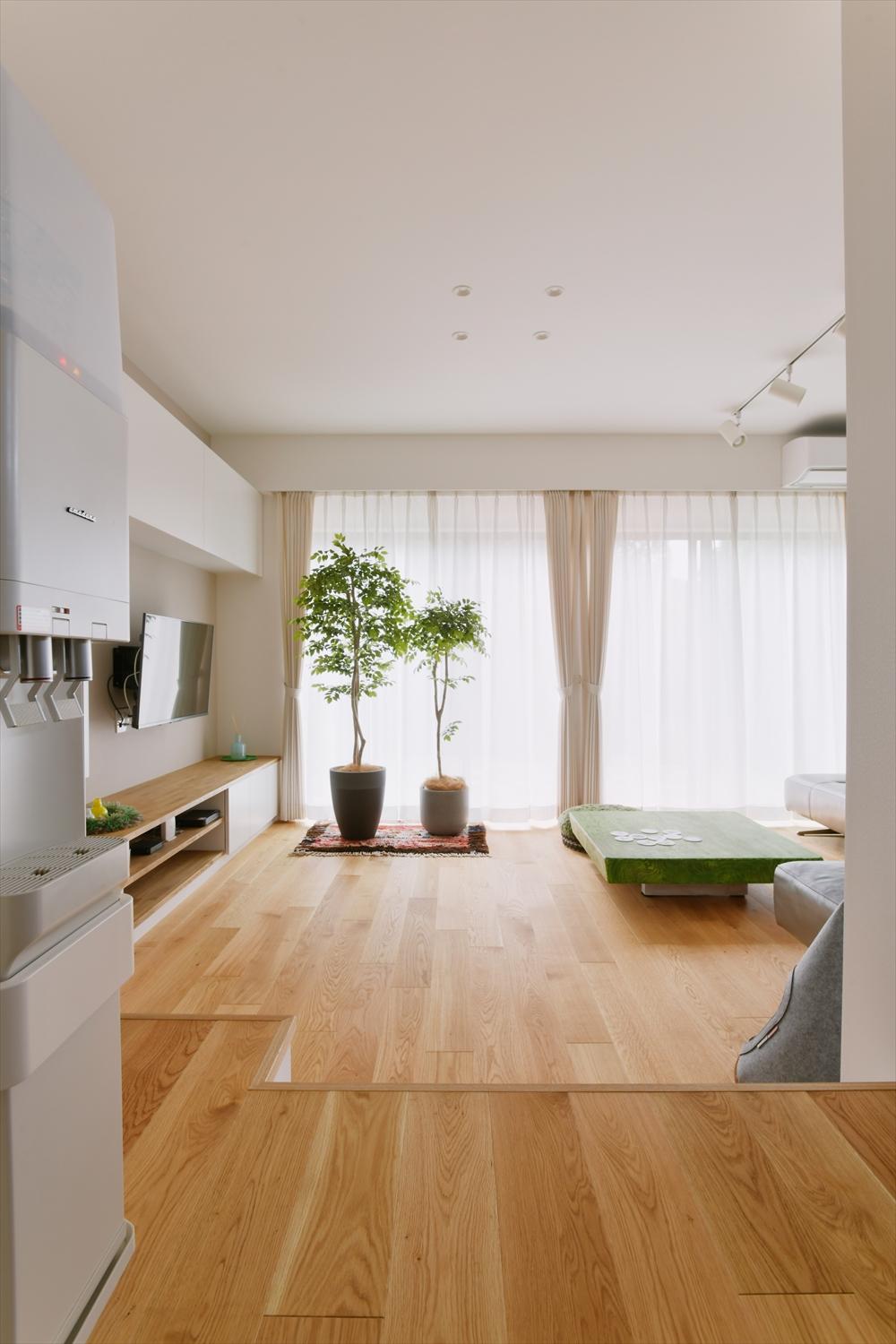 ダイニングから一段下がった先にリビング。