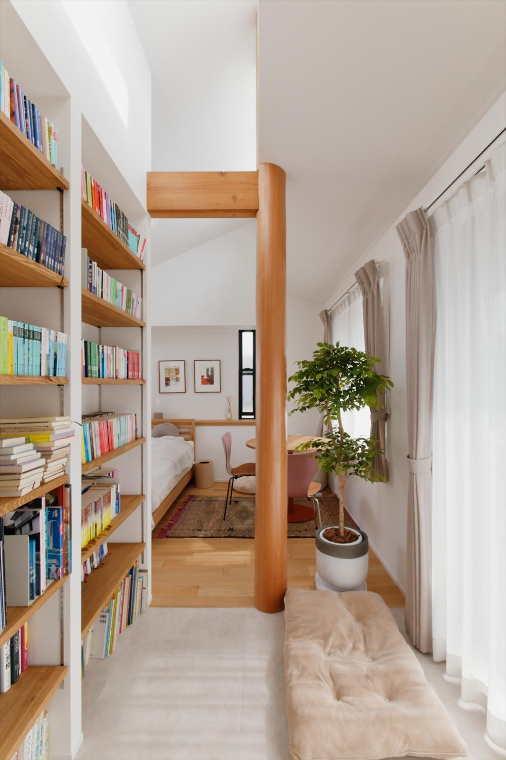 2階寝室の手前の読書コーナー。造作の本棚はたっぷりと蔵書できる。高い天井を活かし、開放的でくつろげるスペースに。