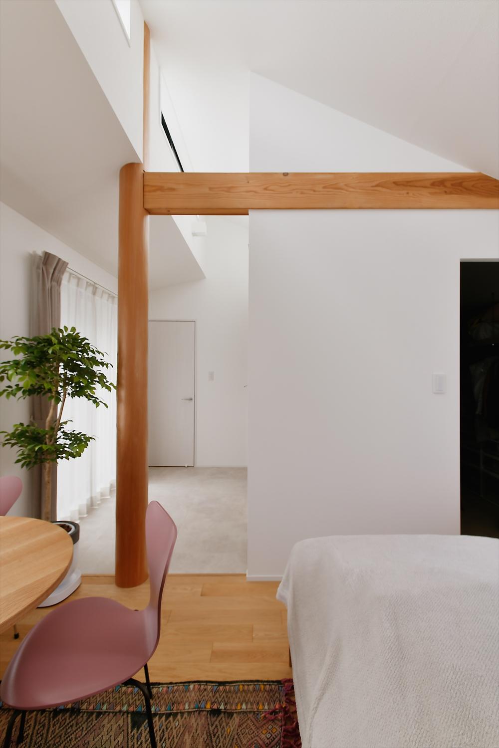 勾配天井で、空間上部には抜け感が。こだわって造られた既存のよき特徴を存分に活かしています。