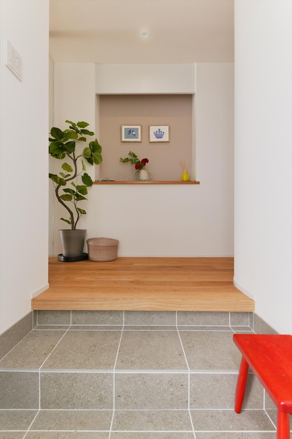 玄関入ってすぐ目に入る印象的なニッチ。好みの飾りつけが楽しめます。右手にはSICも設置し、収納力アップしています。