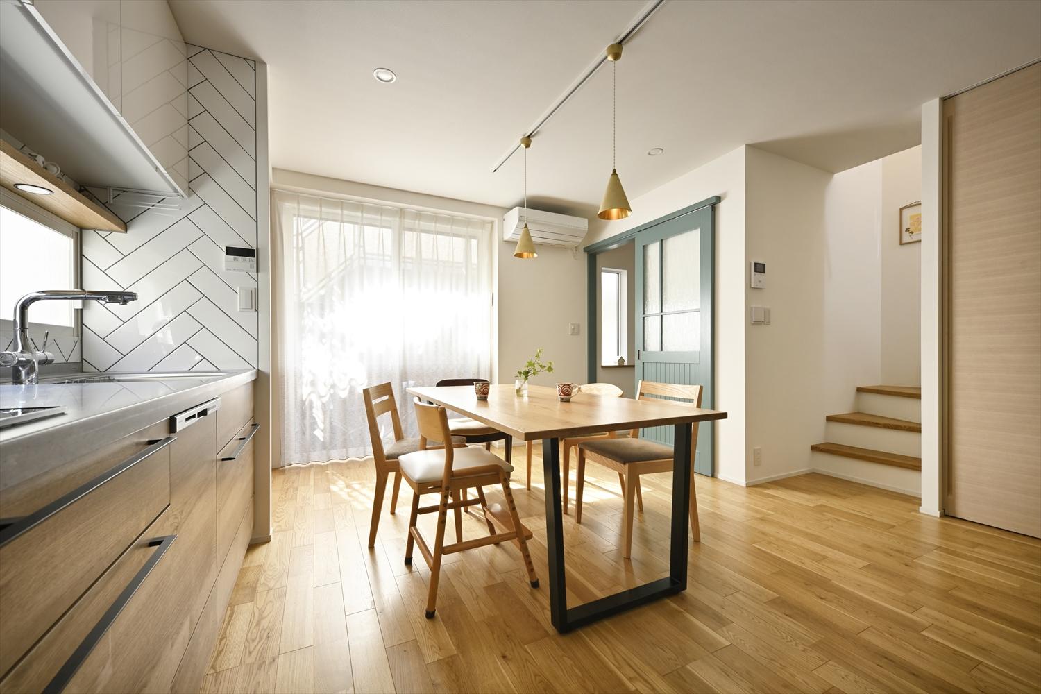 二世帯共有のダイニングキッチンは、玄関からすぐの配置なので、自然と家族の交流が生まれます。
右の階段を上がると子世帯のスペースに。