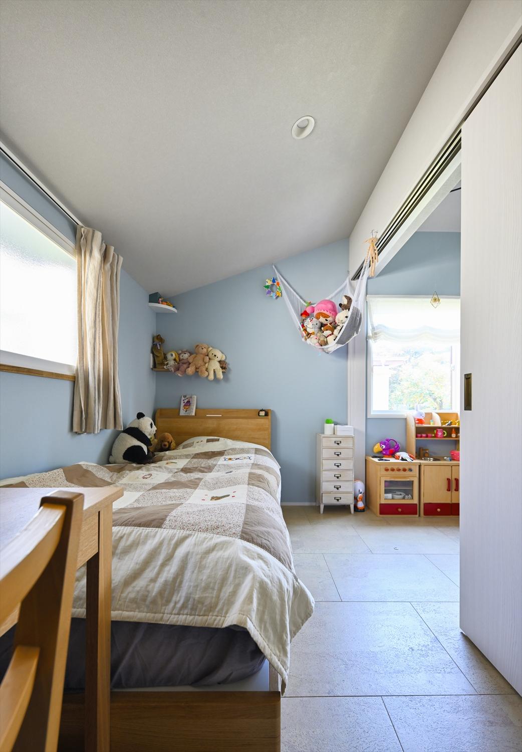 2階の子ども室。勾配天井と壁面のアクセントクロスがほんのりと個性を加えています。