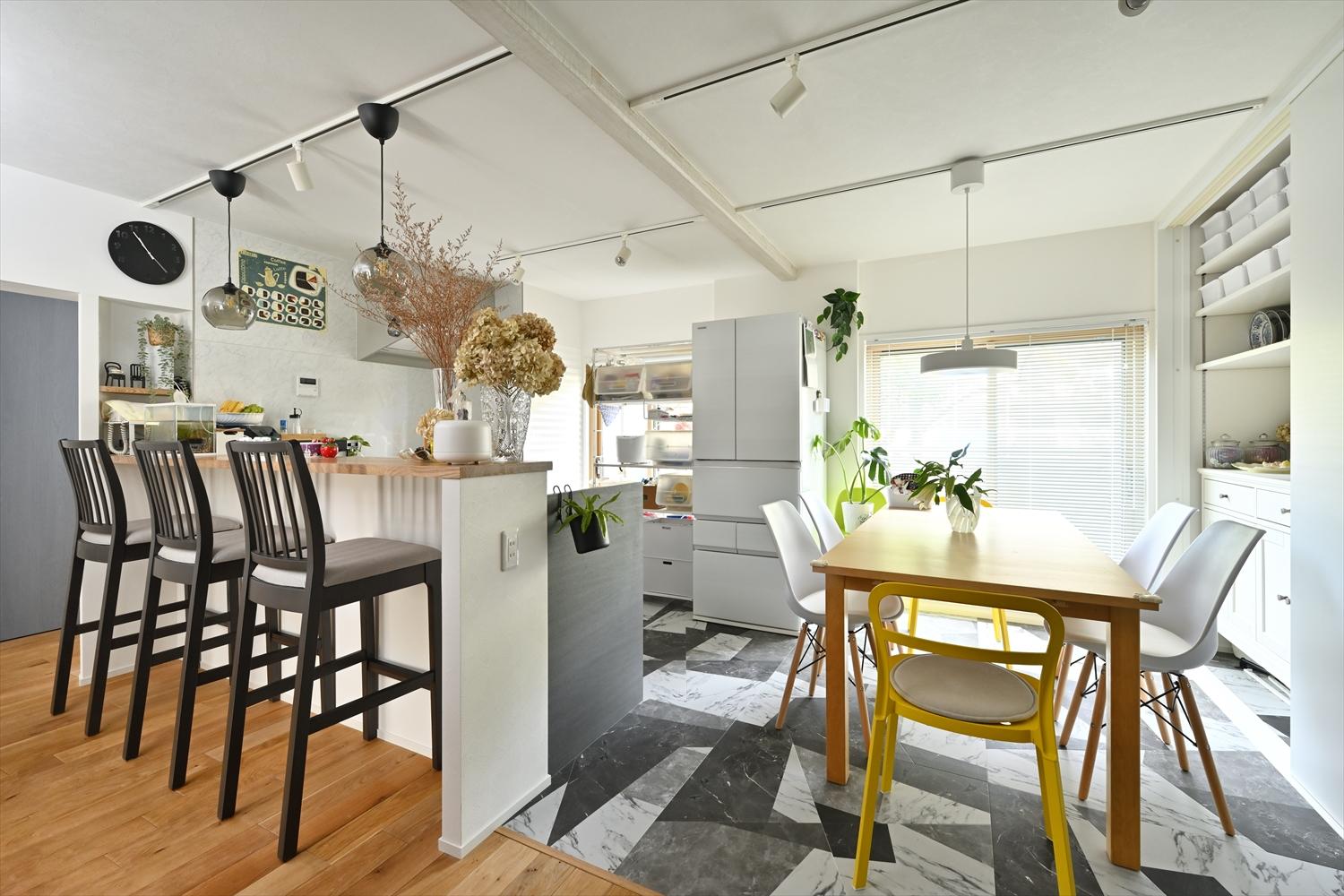 ダイニングキッチンは、既存の洋室を取り込み、倍くらいの広さになりました。無垢フローリングと大胆なフロアタイルでゾーニング。