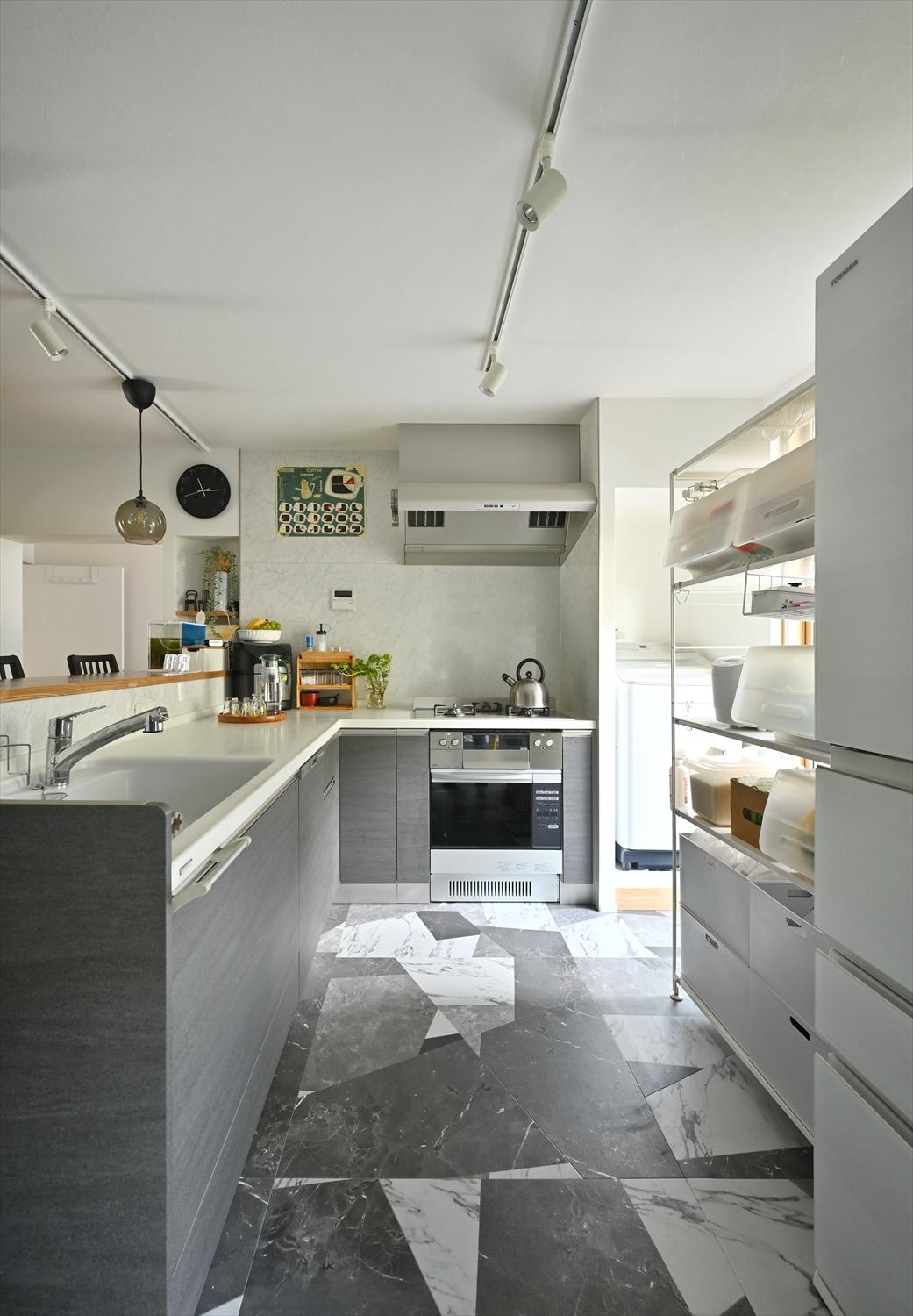 キッチンは作業スペースがたくさんあるL字型にしたことで、お子様たちと一緒に料理を楽しむことができそう。