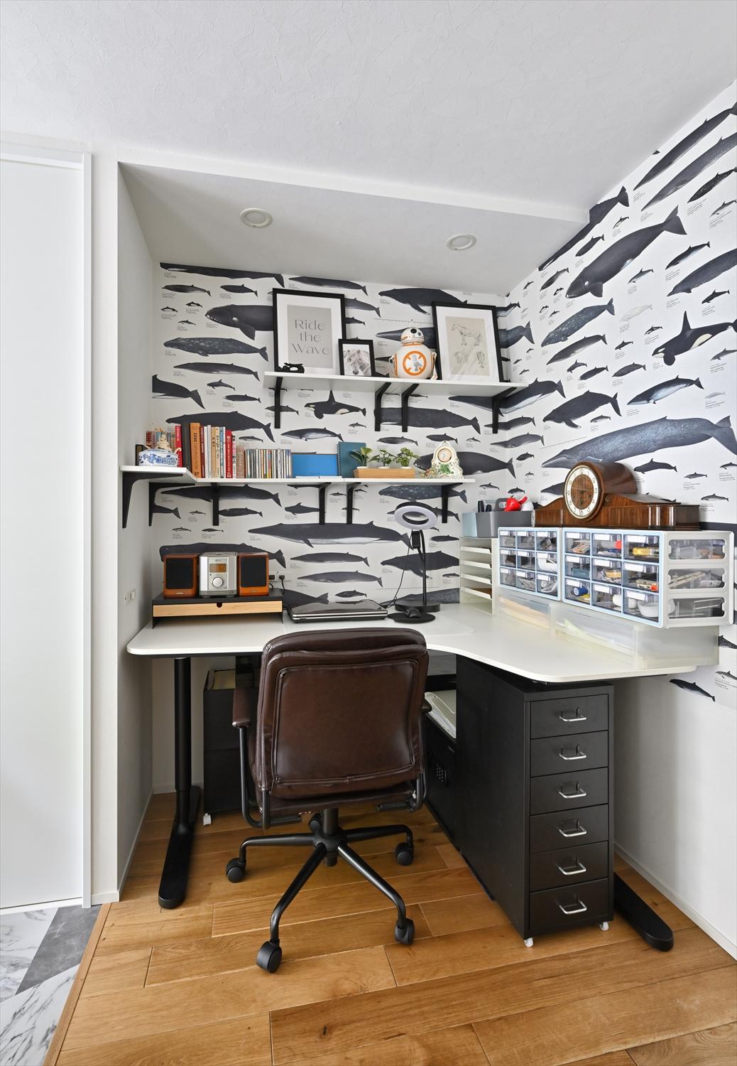 ダイニングの一角に、書棚としても使える棚を設置した書斎コーナーをつくりました。お気に入りの柄クロスがアクセント。