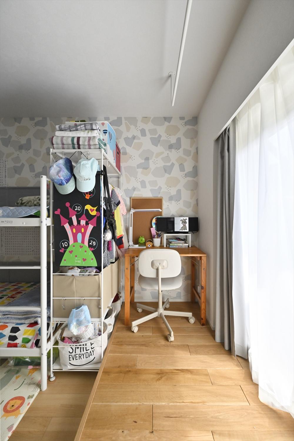 リビングに新たな仕切り壁を立てて、お子様たちのワークスペースを確保しています。二段ベッドを使うので、できるだけ天井が高くなるように床を少し掘り下げました。