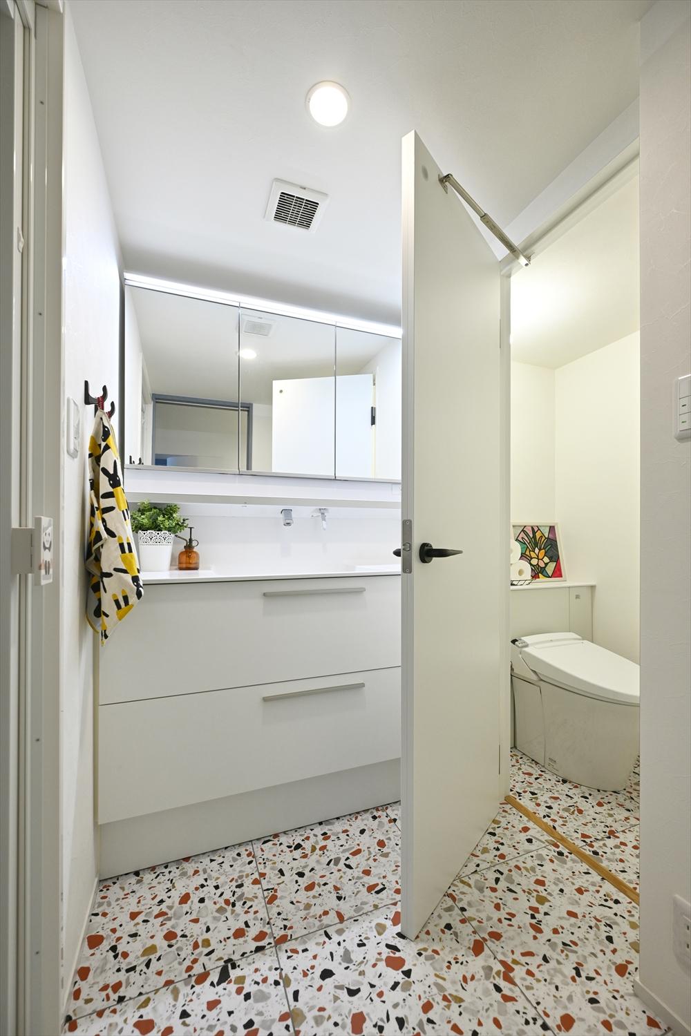 個性的な床材の洗面室・トイレ。遊び心あるお気に入りの柄に囲まれて、毎日が楽しく。