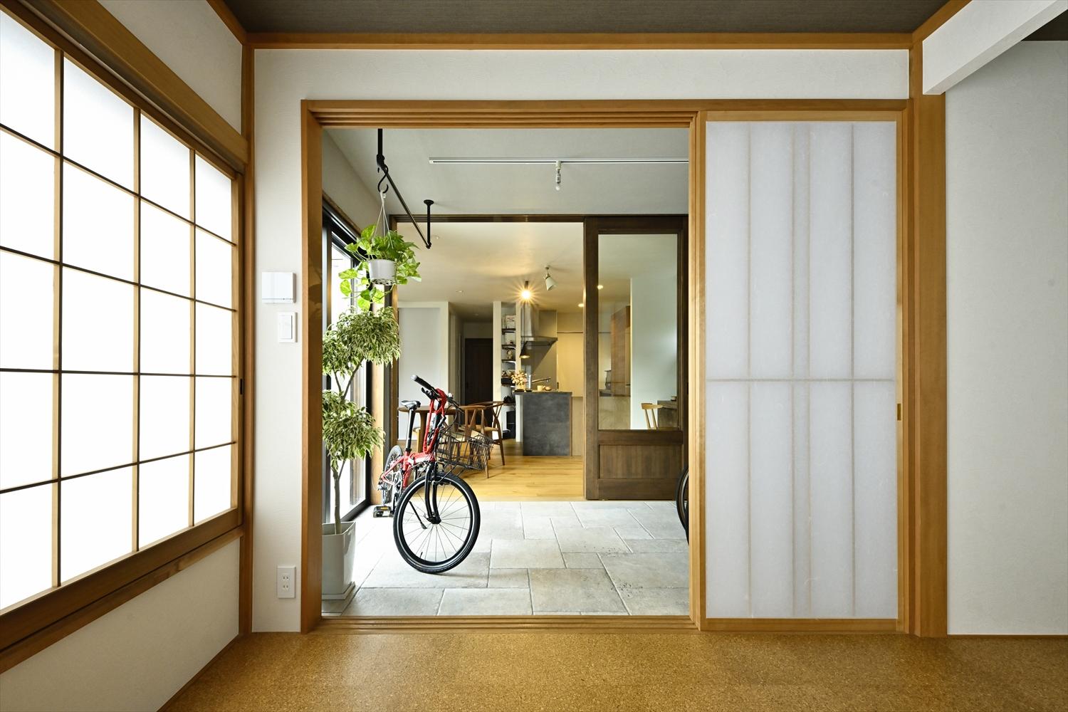 お庭に面していながらもほとんど使われていなかった既存の1階和室の一部を、磁器タイル貼りのインナーテラスに改修しました。お庭から直接アクセスでき、ワンちゃんのお散歩の時にも活躍。