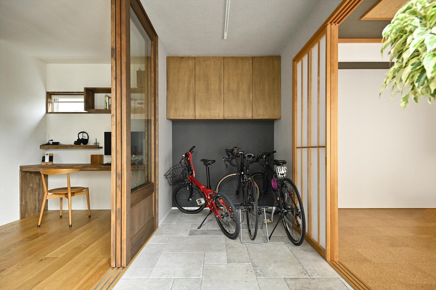 自転車もたっぷり収納可。右手はゲストルームの洋室、左手はリビングに隣接しており、それぞれの引き戸を開ければひとつの大空間としても活用できます。