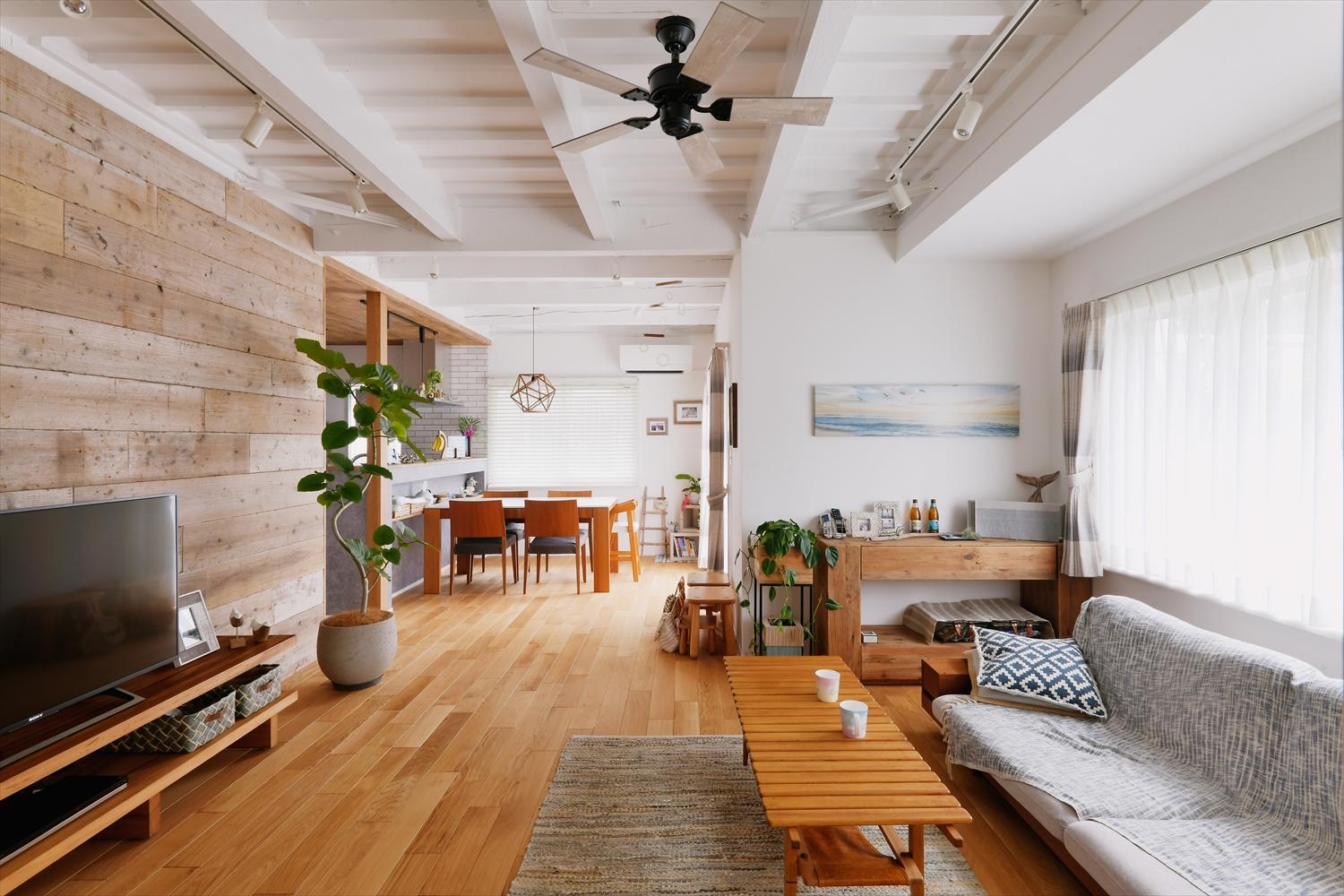 リビングは天井を撤去して2階の根太を現し、壁の一面にも足場板を貼ることで西海岸のサーファーズハウスのような雰囲気を演出。照明やシーリングファン、飾るアイテムなどにもこだわってイメージ通りのデザインテイストを創り上げています。