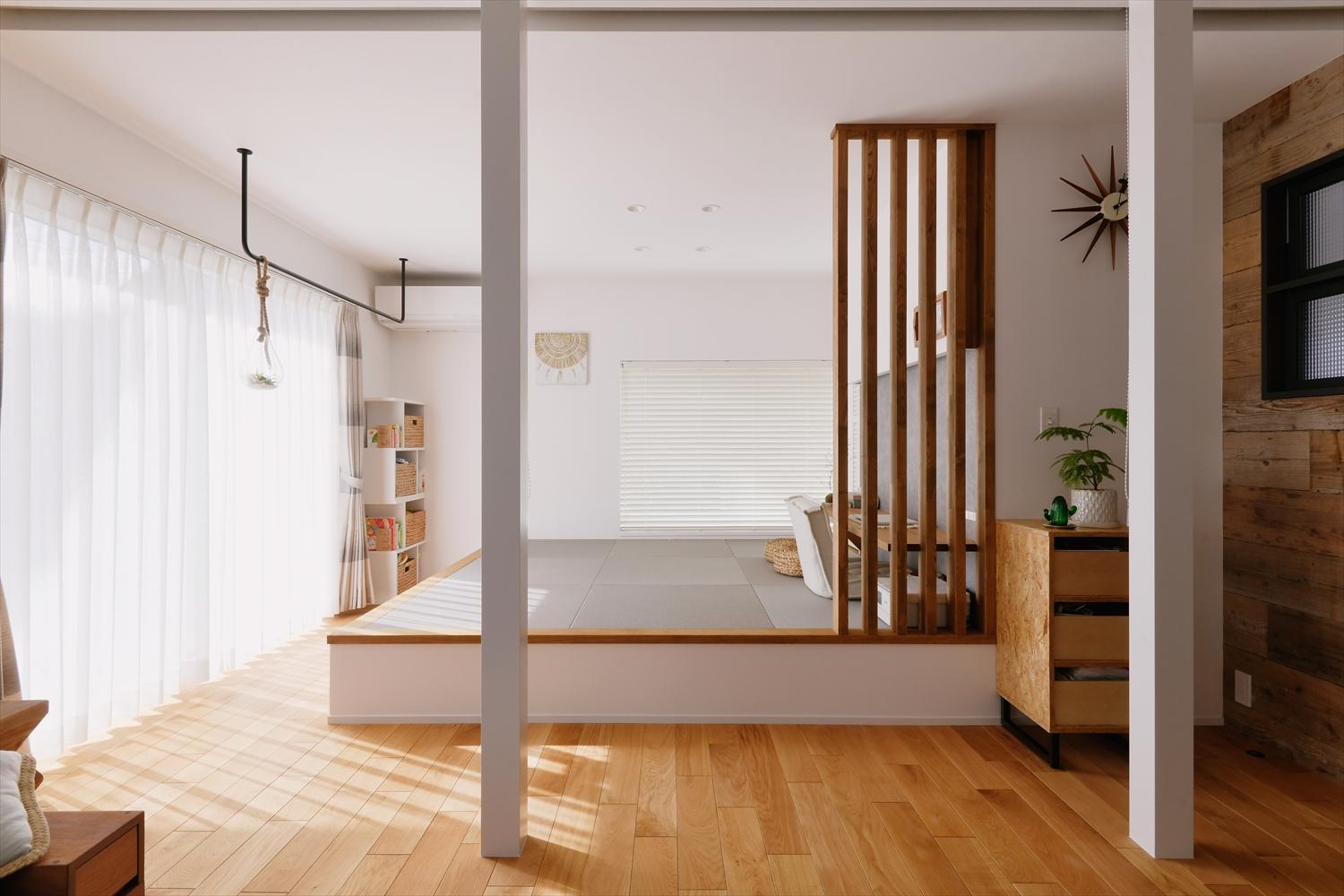 和室は小上がりとして収納量を確保しながら、ロールスクリーンで仕切れるようにしました。普段は開け放して広々と使え、和室でお洗濯物を畳んだり、造作カウンターで仕事や家事をしたりも。もちろん、仕切って客間としても使えます。