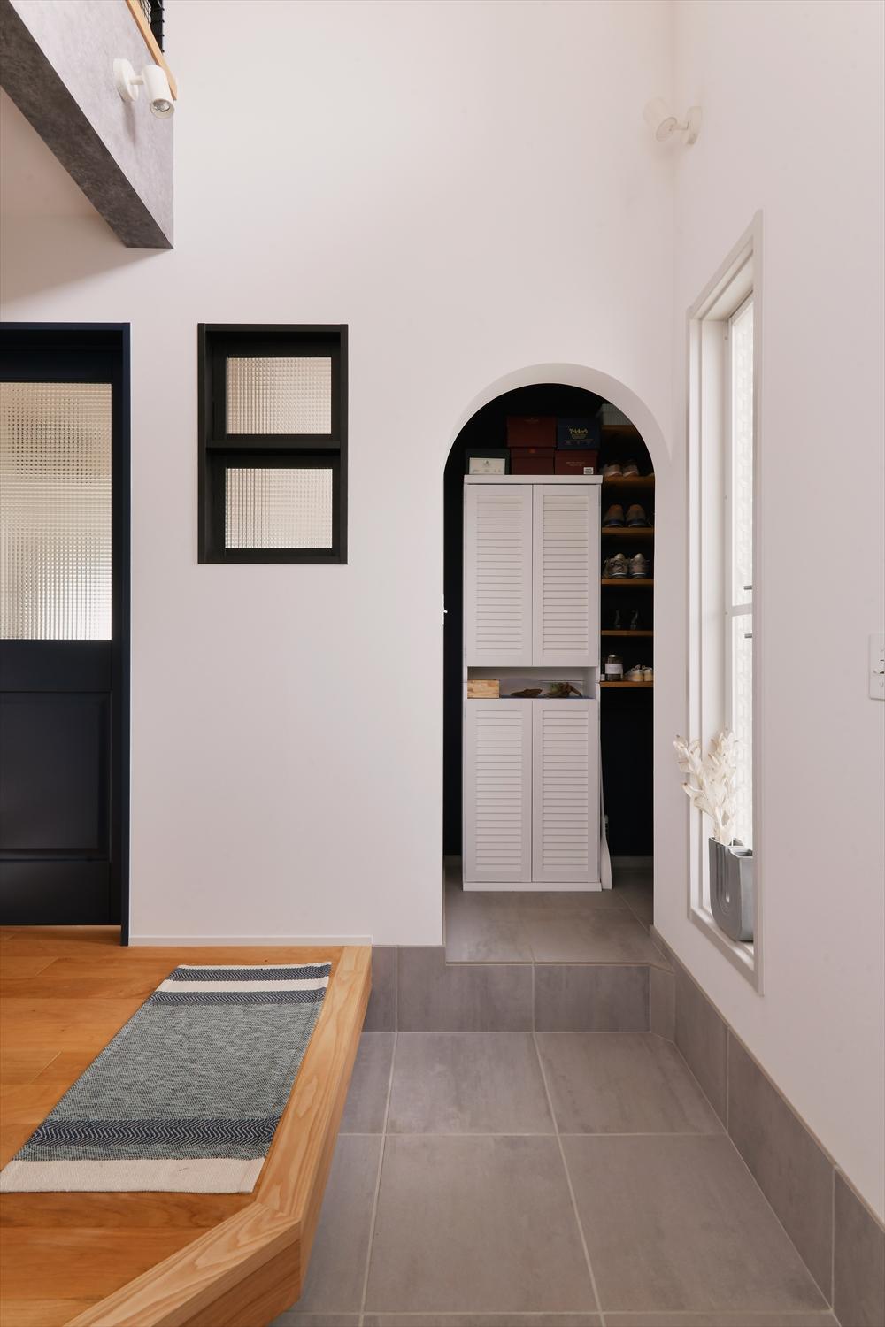 玄関には、既存の押入れだった部分を利用してたっぷり収納のSICを実現。