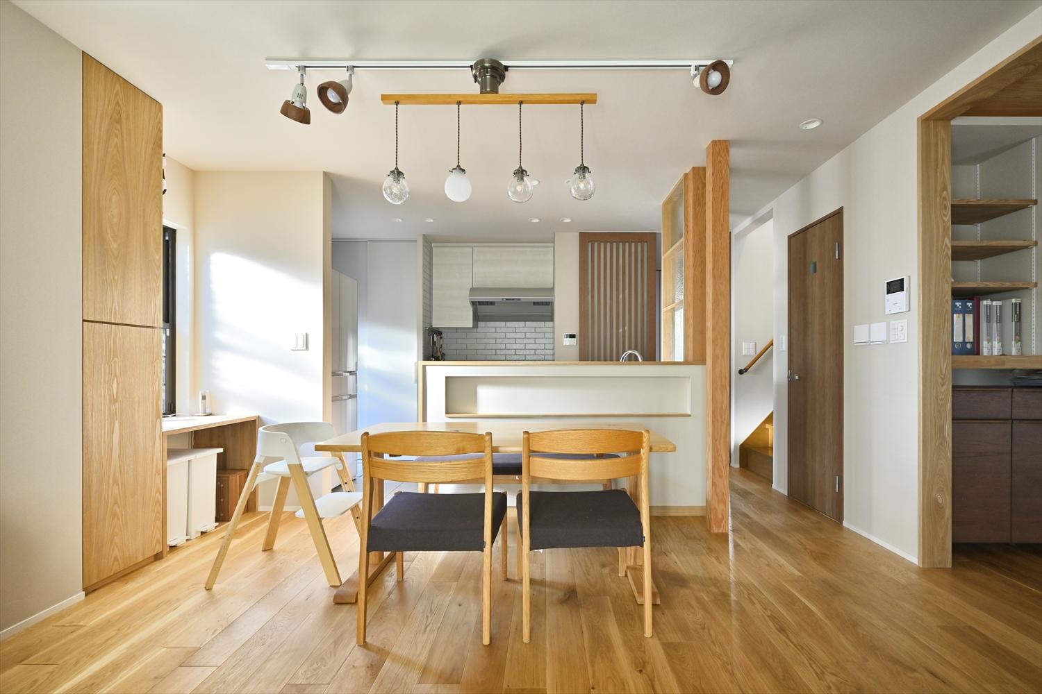 カウンターの右からも左からも回遊できるキッチンは、ダイニングや各所からアクセスしやすくて便利。生活感が出やすい冷蔵庫は、画面左側の袖壁の裏側に設置することで、見た目もスッキリしました。