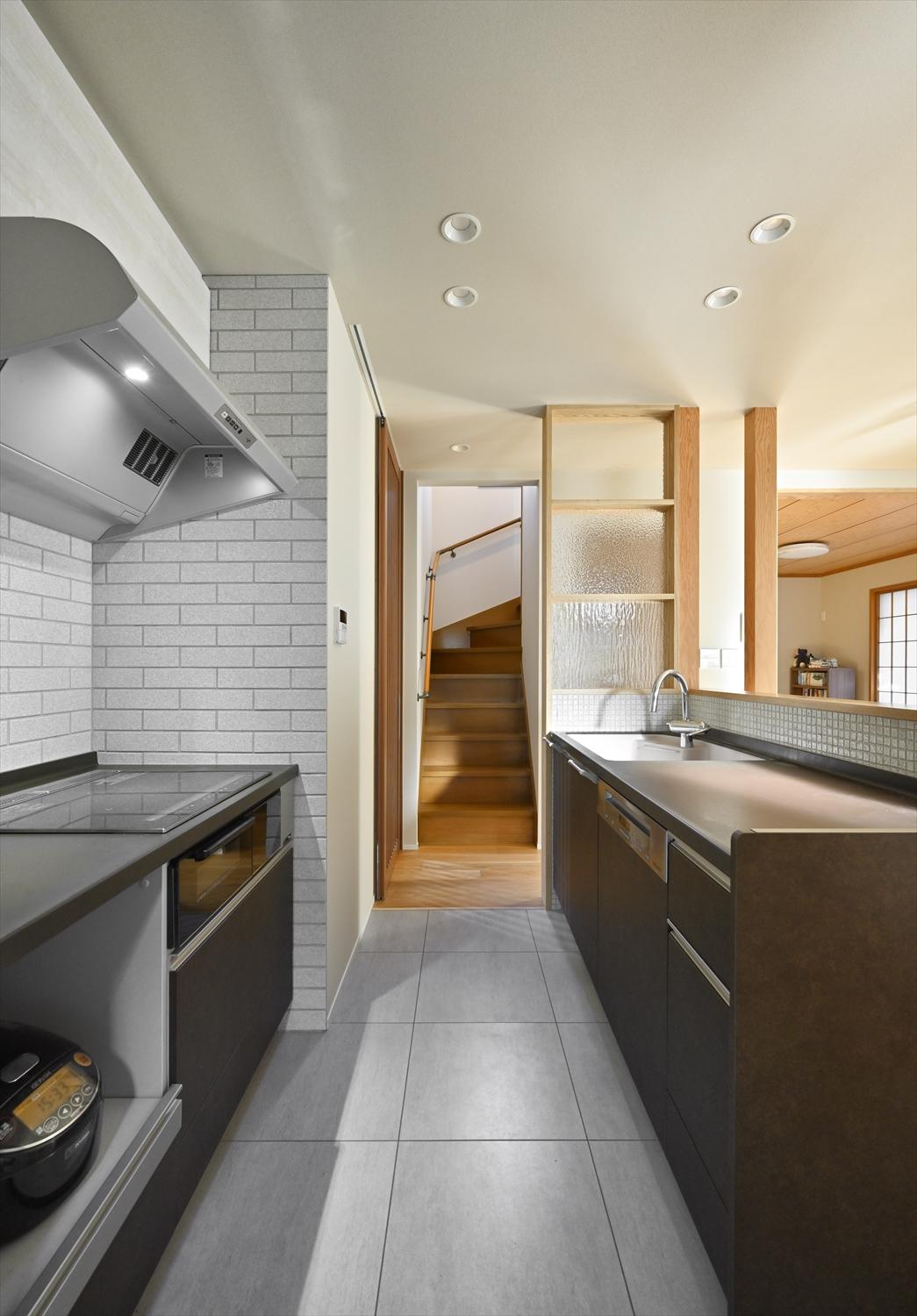 省スペースながら、本体の機能や収納量が増えるⅡ型キッチン。レンジフードが必要なコンロは壁側にまとめ、シンク側のカウンターはすっきりと。