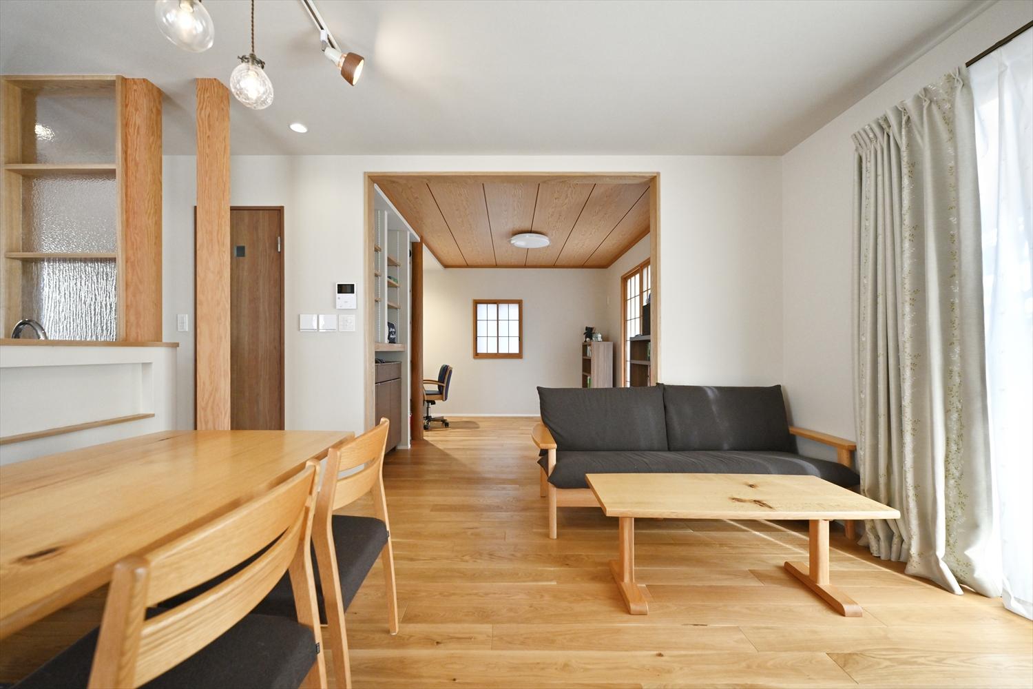 画面奥、既存の和室は洋室に。フローリング貼りにして隣のダイニングとの一体感を持たせています。