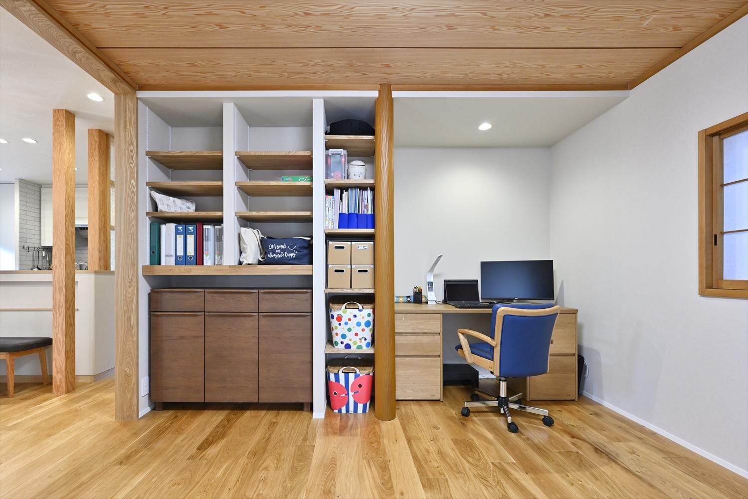 ダイニング横の洋室にはデスクとオープン棚があり、昼間はお子様の遊び場に、夜は書斎スペースに、と多目的に使えます。板張り天井は既存のものを活用して、ほんのりと和の雰囲気に。