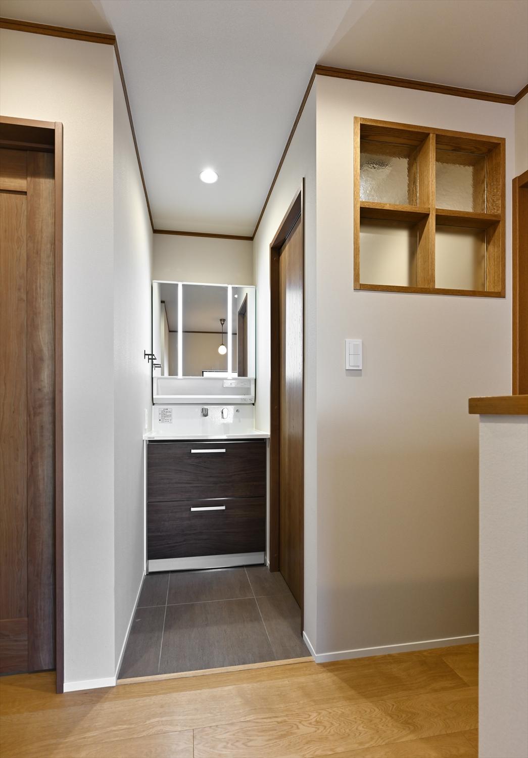 2階のトイレ（画面右）は、既存では物入れだったスペースを活用して奥まったところに扉の位置を変え、さらに洗面台も設置して、利用しやすくなりました。