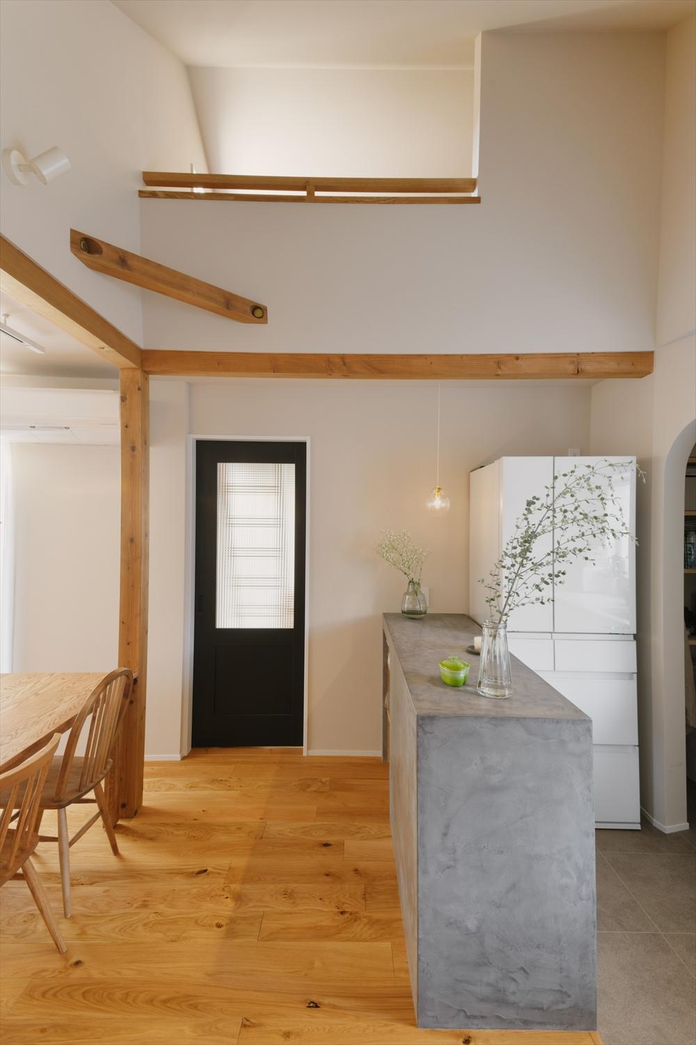 吹き抜けの天井とロフトの開口により、隣室のスタディルームとも光や風が循環。机に向かうお子さんの気配もそれとなく感じられます。