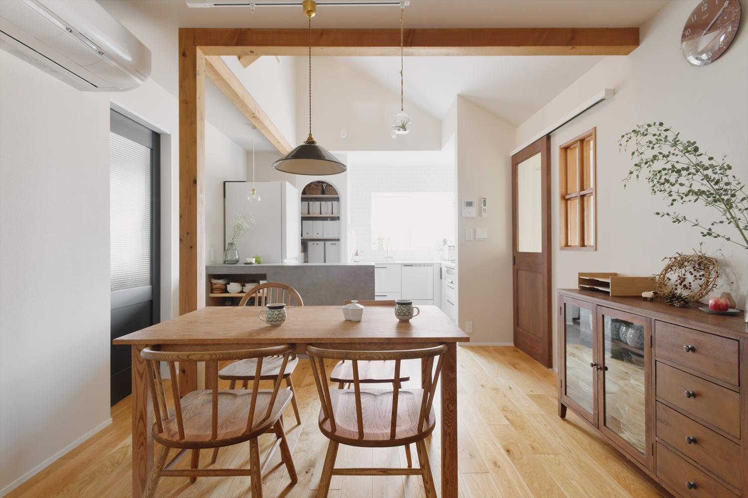 木の柱や梁と、モールテックスのカウンター。木とモルタル調の素材感が響きあいます。
ガラス付の建具や室内窓で、隣の階段室も明るく。