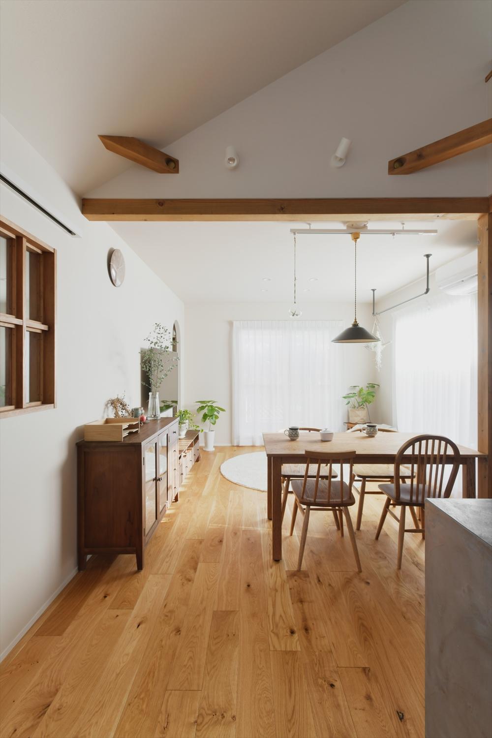 リビング側、2面の掃き出し窓からふんだんな採光が得られます。