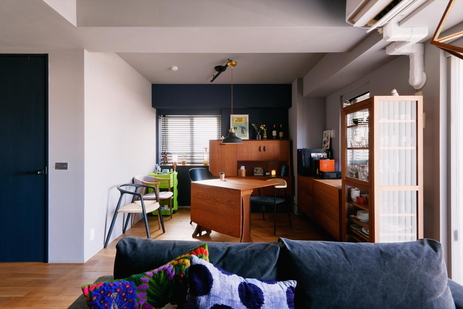 ダイニングには木製家具を揃え、ゆったりと食事やお酒を楽しめる居心地の良いスペースに。