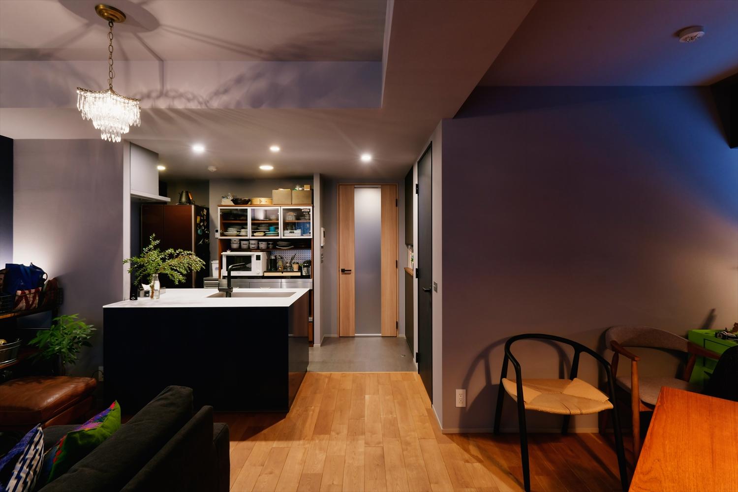 陰影が素敵な照明を設置し、こだわりの詰まった雰囲気あるLDKとなりました。