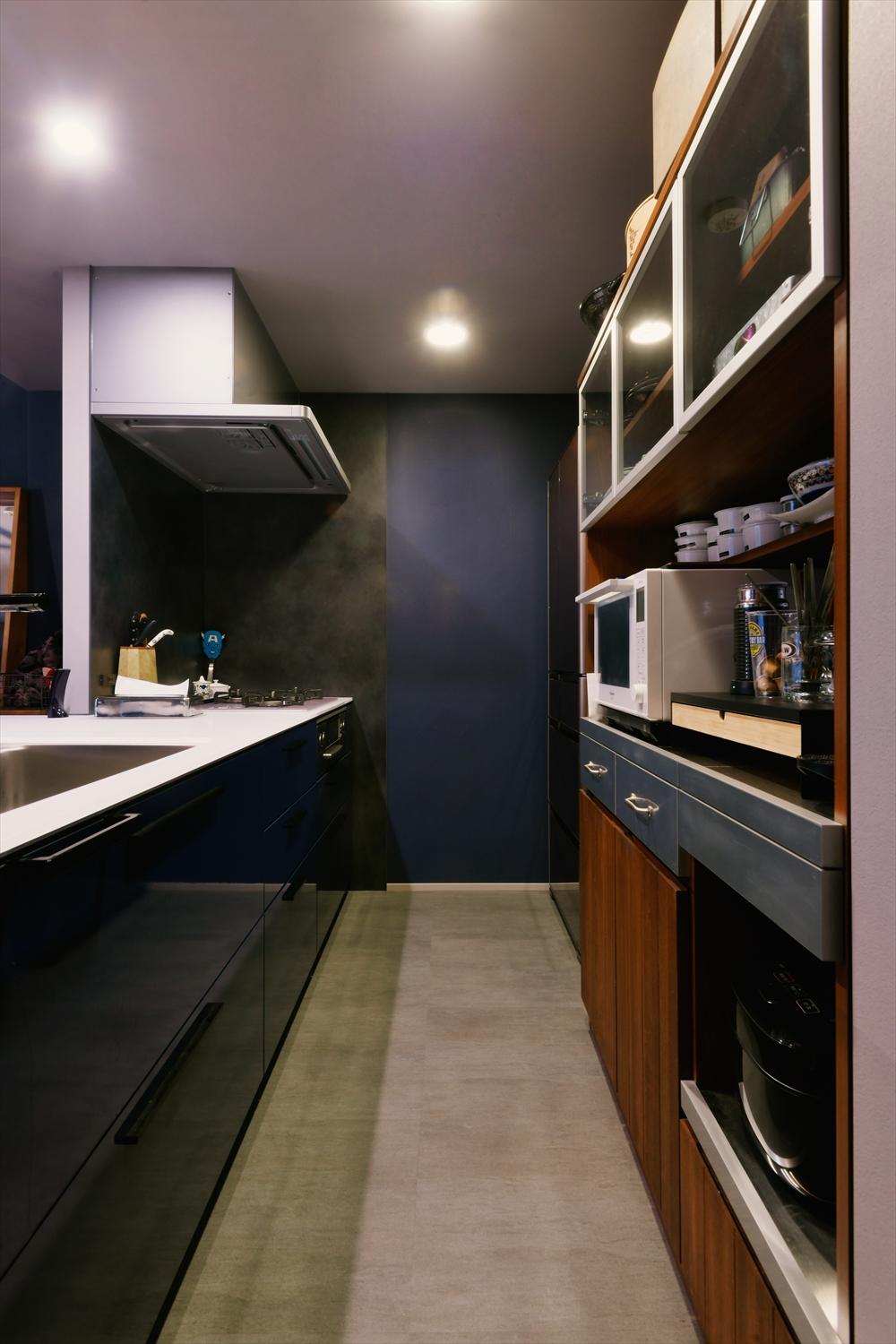 キッチンカウンターの鮮やかなブルーに対し、壁面にはダークグレーのキッチンパネルを採用。引き締まったスタイリッシュな空間となりました。